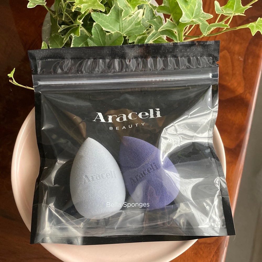 Araceli beauty Bella Sponges. New in bag. Unopened.